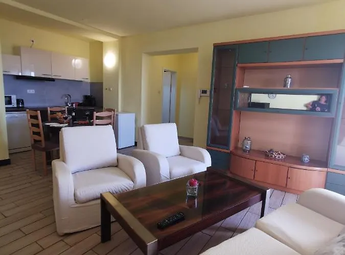 Suzi Donkey Farm & Sea View Apartment Smrika