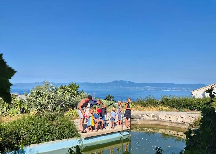 Apartment Suzi Donkey Farm & Sea View Smrika